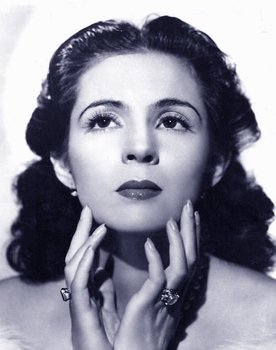 Sofía Álvarez as Evelyn