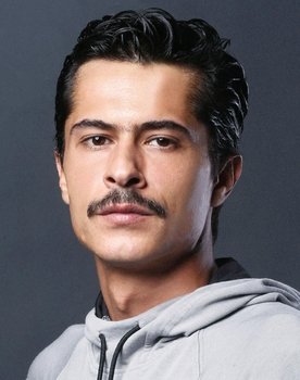 İsmail Hacıoğlu as Ali
