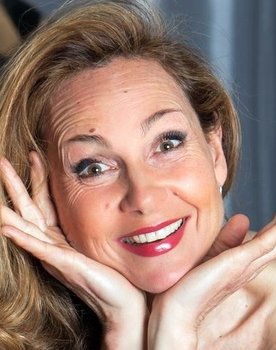 Raphaëlle Farman as Flora Bervoix