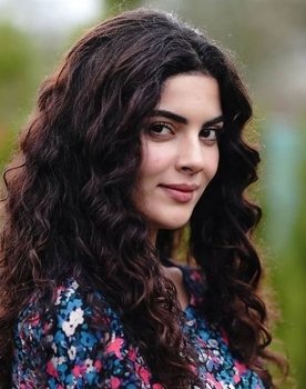 Setenay Süer as Gulperi