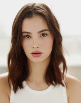 Brooklyn Hislop as Aura