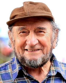 Luis Alarcón as Alexis