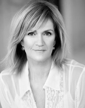 Josée Deschênes as Aline