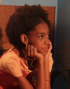 Lorenah Bee as Helena