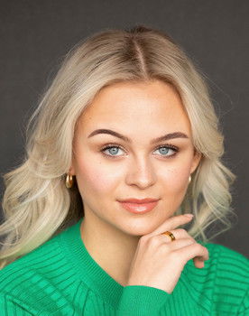 Kaitlyn Collins as Interviewer