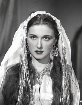 Mariam Fakhr Eddine as Olfat