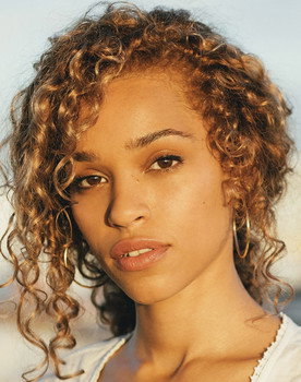 Izzy Bizu as Self