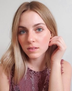 Nina Knob as Ana