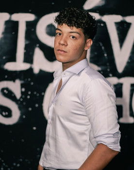 Cristian Narcizo as Isaac Queirós