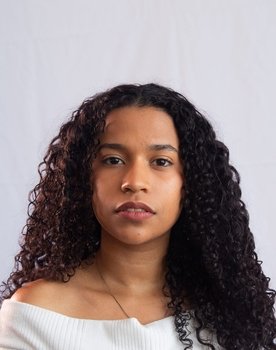 Raquel Queiroz as Luísa