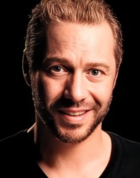 Ahmet Kaynak as Levent