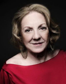 Isabel Wolmar as Tia de Nanda