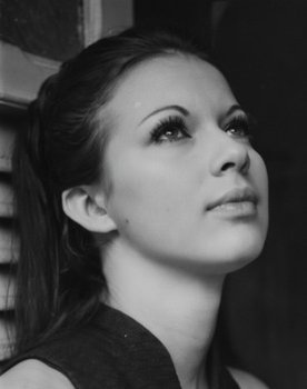 Neila Tavares as Maria Clara