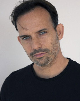 Nacho Fortes as Enrique