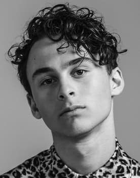Wyatt Oleff as Austin Bailey
