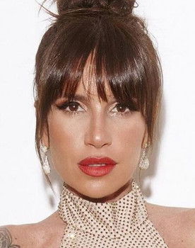 Florencia Peña as Beatriz "Bety" Olave