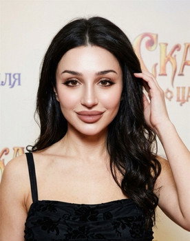 Aylin Baykal as Passer-by