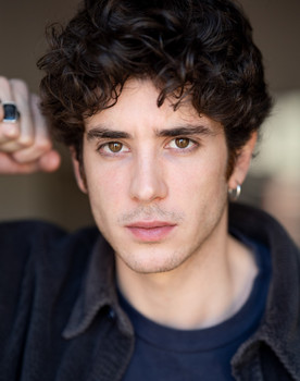 Nicolas Maupas as Giulio