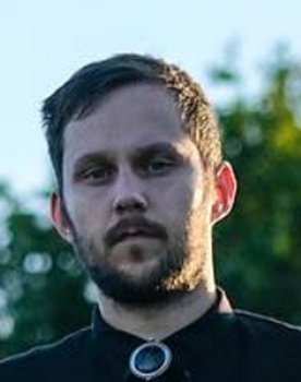Josh Munday as Musicien/Bassiste
