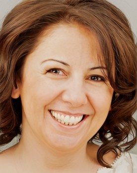 Günay Karacaoğlu as Zümrüt Korfalı