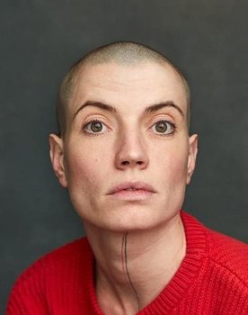 Emilie Largier as Sara