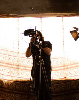 João Vitor Rodrigues as Padre Pablo