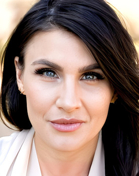 Shona Kay as Isabelle Elliott