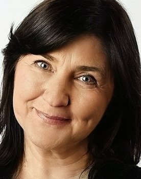 Sennur Nogaylar as Anne