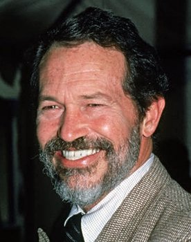 Warren Oates as Capt. Charlie Allnut