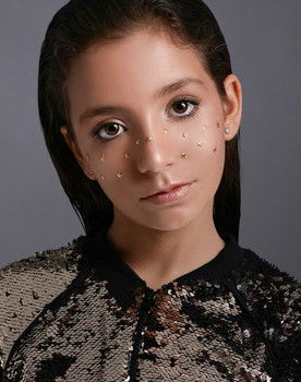 Valentina Oliveira as Letícia