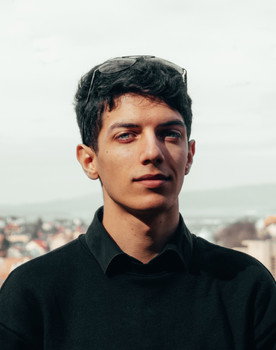 Valentin Bold as Valentin