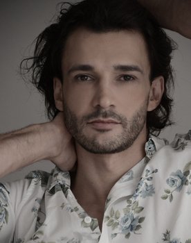 Marcelo Schmidt as Valentin Reys Moreno