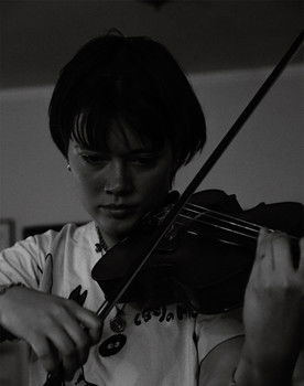 Ana Franco as Violino