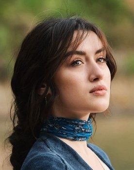 Cemre Arda as Zeynep