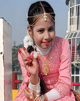 Harshita Kumari as Shreya Raheja