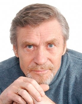 Aleksandr Mikhaylov as Петр Авдеич