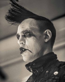 Henric de la Cour as Self