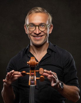 Benoît Chapeaux as Self : Cellist