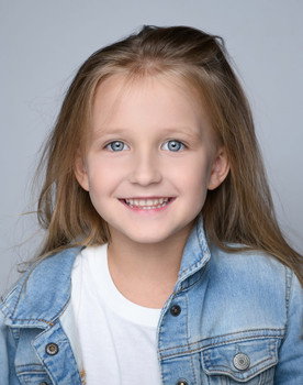 Оливия Михалюк as Нинель в детстве