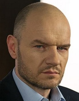 Redbad Klynstra-Komarnicki as Aaron