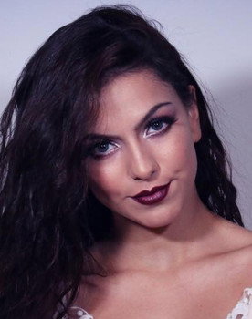 Gabriela Santana as Vânia