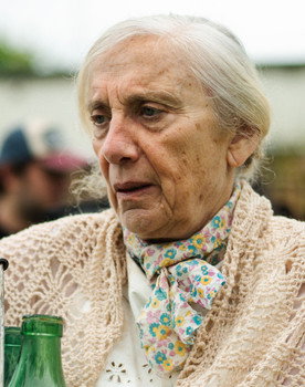Florencia Wermus as Doña Dora