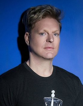 Andy Bell as Singer