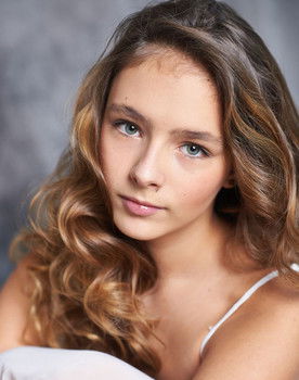 Darya Andreeva as Анна в детстве