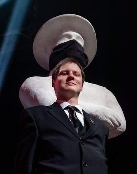 Joonas Koivula as Messy man