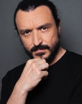 David Pareja as Policía