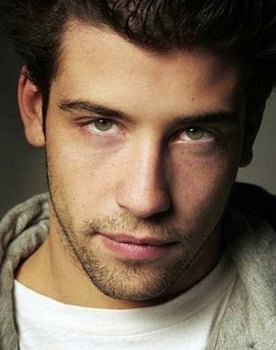 Frederico Barata as Pai de Marco Paulo (jovem)