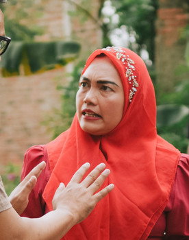 Ina Kaka as Bu Dewi