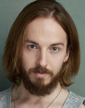 Alec James as Glenn Howard