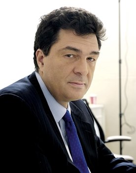 Alexis Papahelas as Παρουσιαστής
